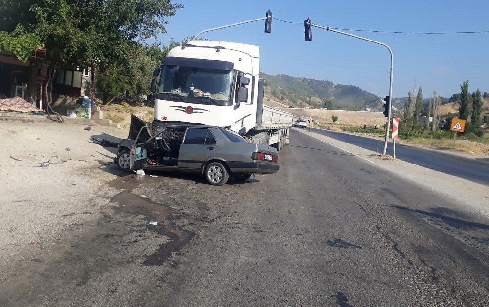 Kahramanmaraş'ta Tır ile otomobil çarpıştı iki kişi yaralandı