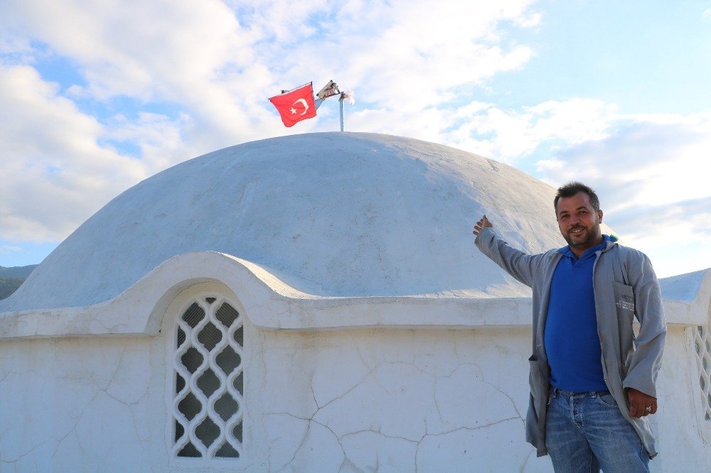 Elektriği doğadan kendisi üretti, Türk bayraklarını aydınlatmayı başardı