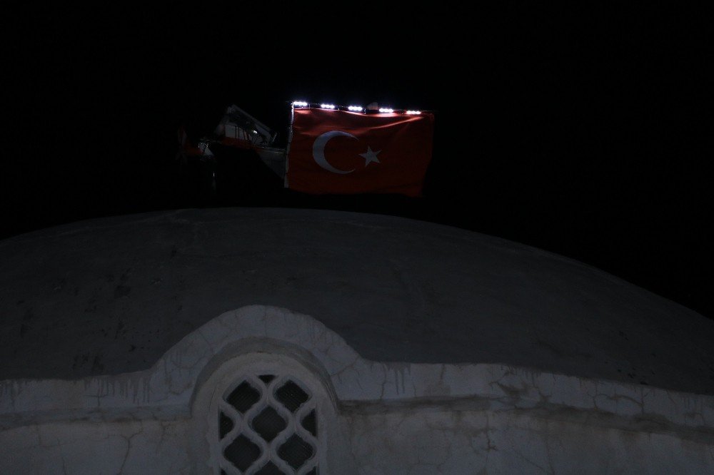 Elektriği doğadan kendisi üretti, Türk bayraklarını aydınlatmayı başardı