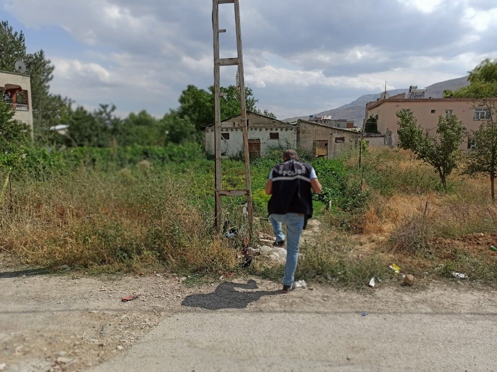Elbistan'da Düğünde bayrak asarken maganda kurşunuyla yaralandı