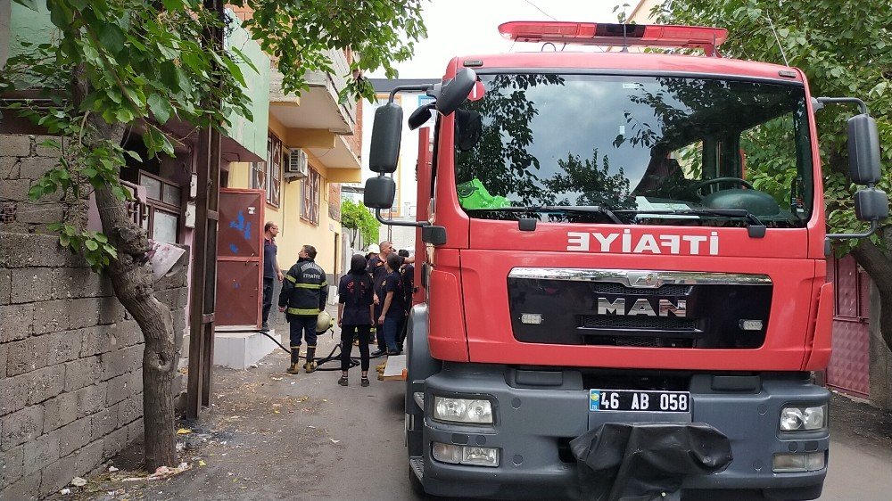 Kahramanmaraş'ta Yanan evindeki eşyaları için gözyaşı döktü