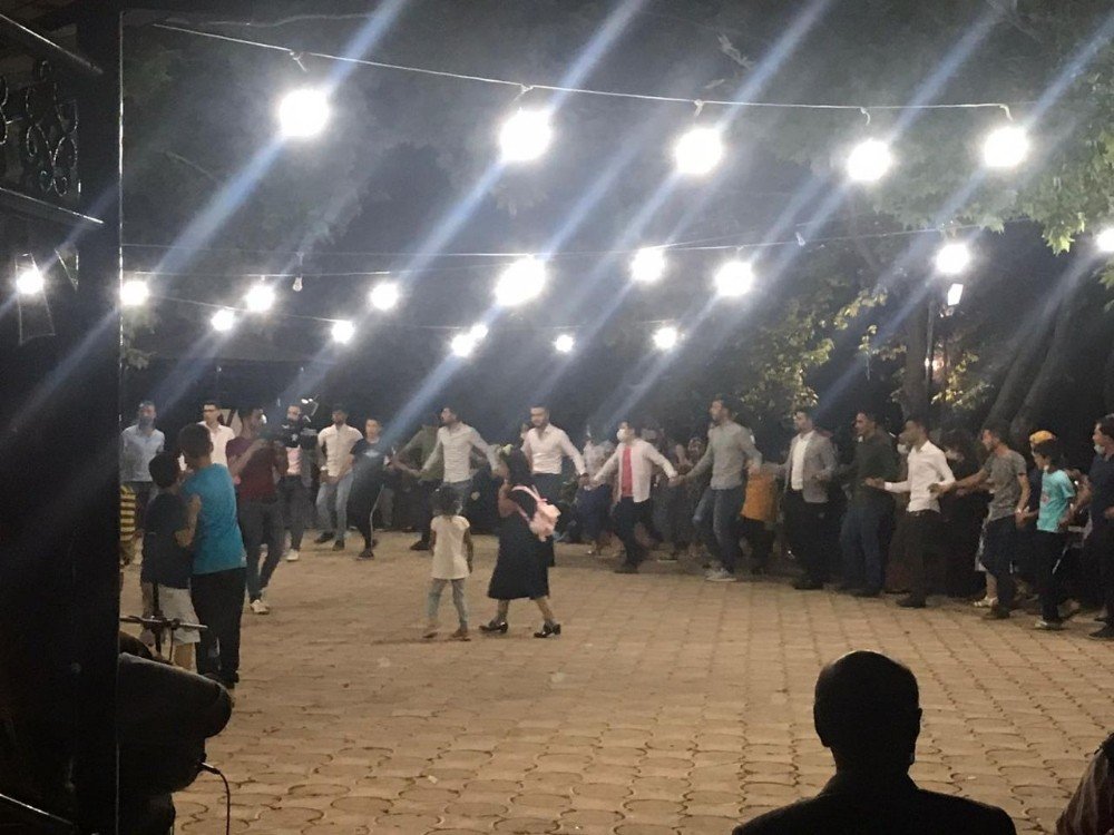 Afşin’de maskesiz ve sosyal mesafesiz düğün yapıldı