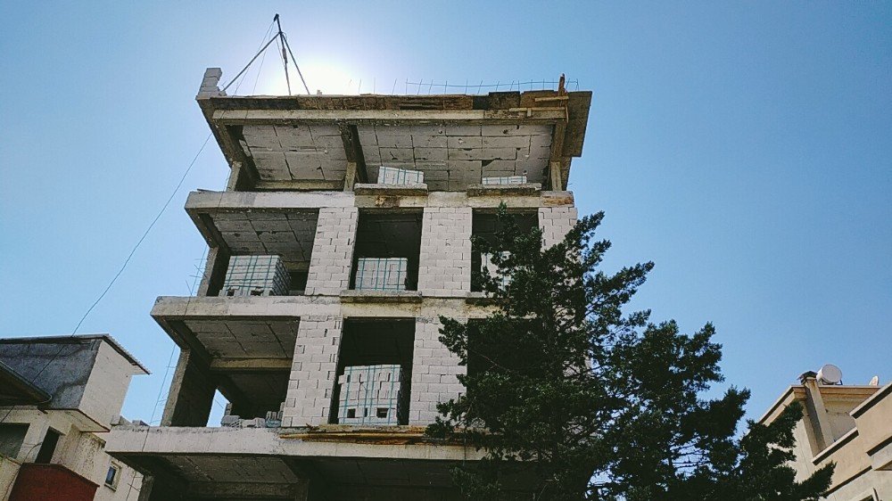 Kahramanmaraş'ta inşaat halindeki binadan düşen işçi ağır yaralandı