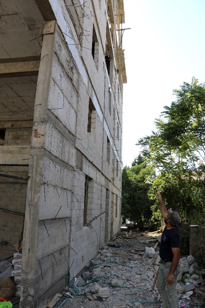 Kahramanmaraş'ta inşaat halindeki binadan düşen işçi ağır yaralandı