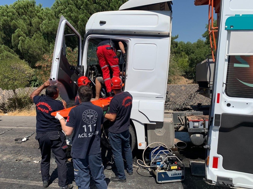 Kahramanmaraş'ta Kırmızı ışıkta bekleyen tıra çarpan tır şoförü yaralandı