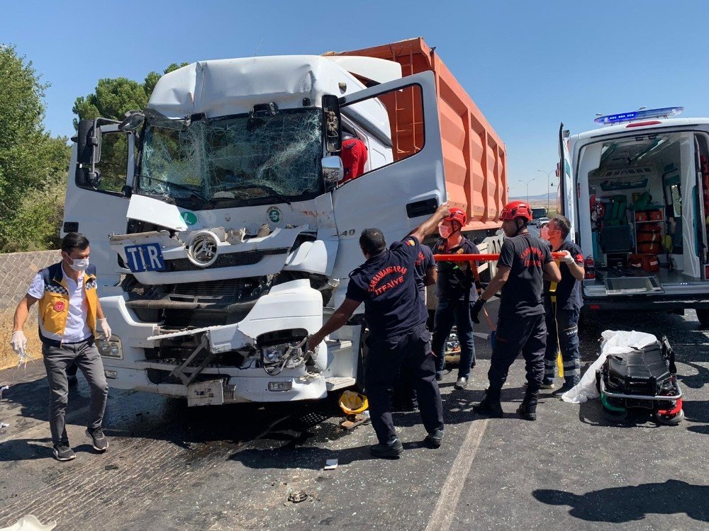 Kahramanmaraş'ta Kırmızı ışıkta bekleyen tıra çarpan tır şoförü yaralandı