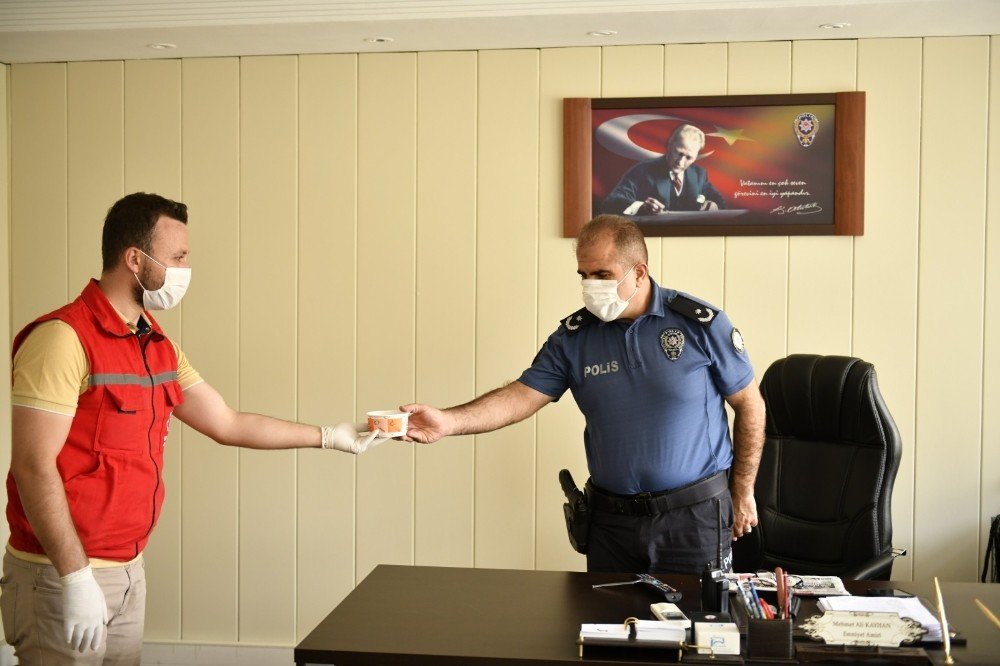 Elbistan’da korona virüs kahramanlarına aşure ikramı