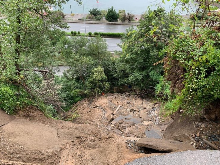 Rize’de şiddetli yağmur heyelanlara neden oldu