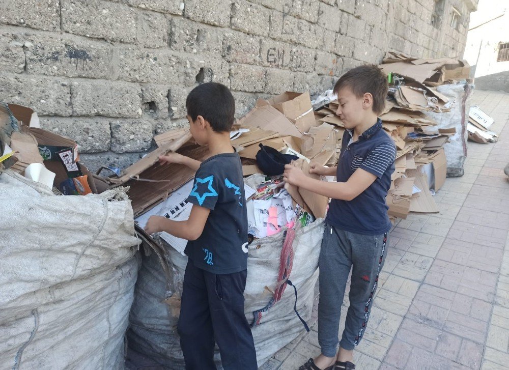 Kahramanmaraş'ta ekmeklerini atık kağıttan çıkarıyorlar