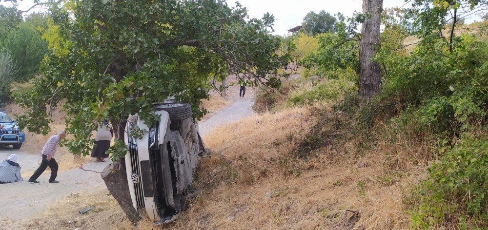 Kahramanmaraş'ta şarampole yuvarlanan araçtaki 3 kişiyi itfaiye kurtardı