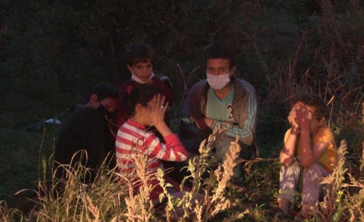 Yanan evlerine çaresizce baktılar