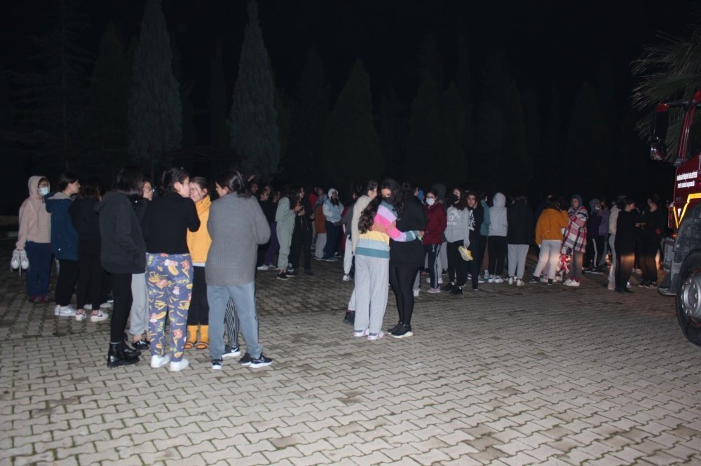 Öğrenci yurdunda yangın paniği yaşandı