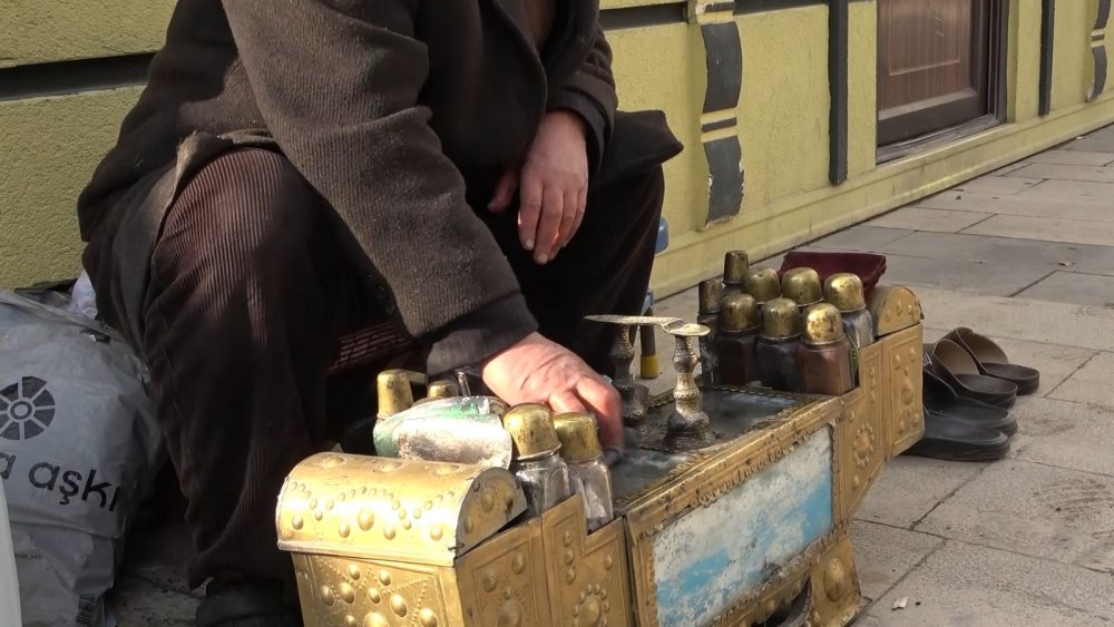 45 yıldır ayakkabı boyayarak evini geçindiriyor
