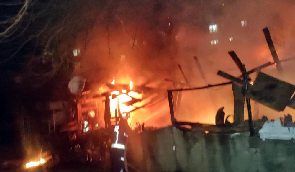 Alev topuna dönen gecekonduda can pazarı