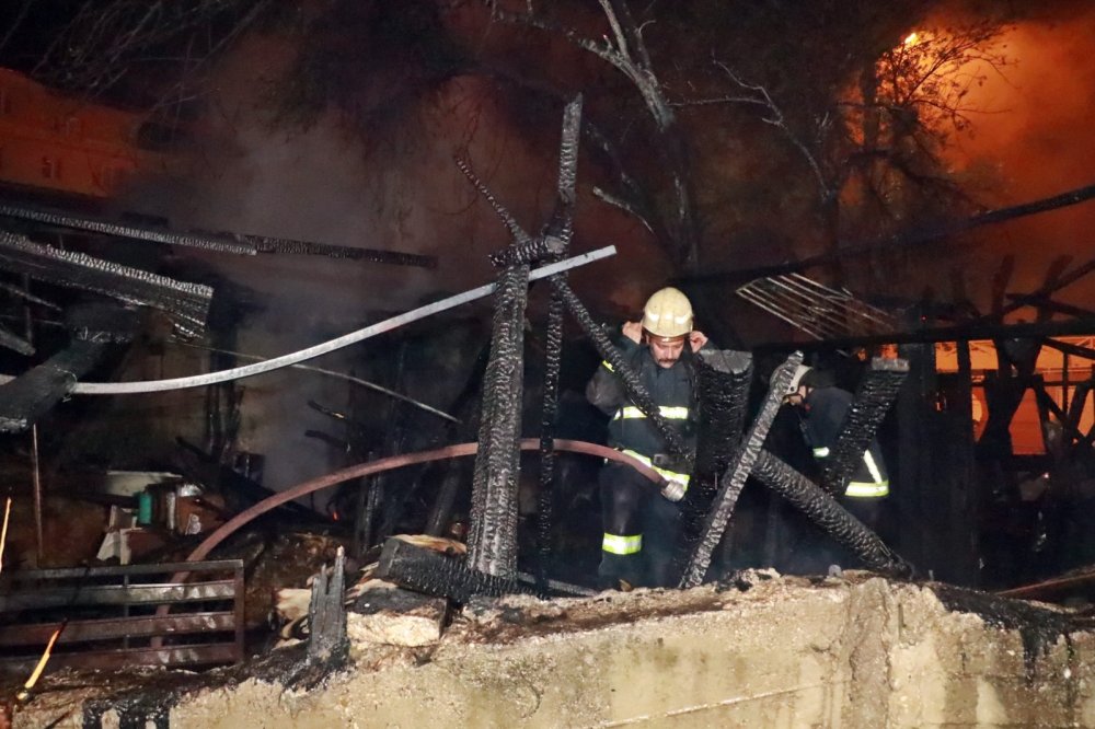 Alev topuna dönen gecekonduda can pazarı