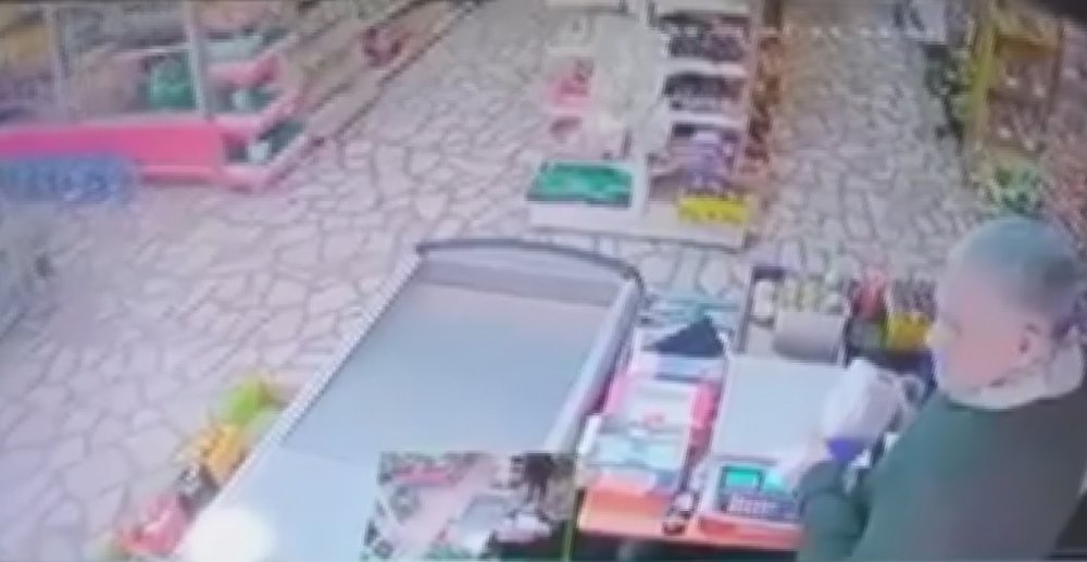 Müşteri gibi girdi telefonunu çalarak kaçtı