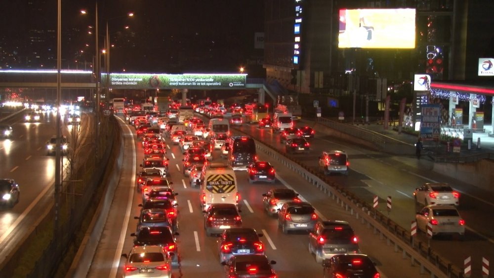 Yılın ilk iş gününde trafik durma noktasına geldi