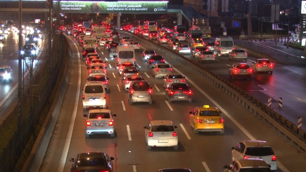 Yılın ilk iş gününde trafik durma noktasına geldi