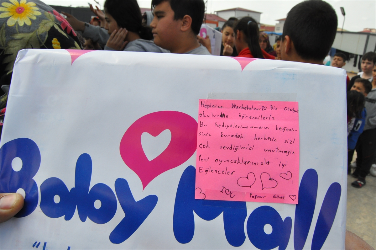 aa-20230419-30899531-30899530-afsinde-konteyner-kentte-yasayan-cocuklara-bayram-hediyesi-dagitildi.jpg