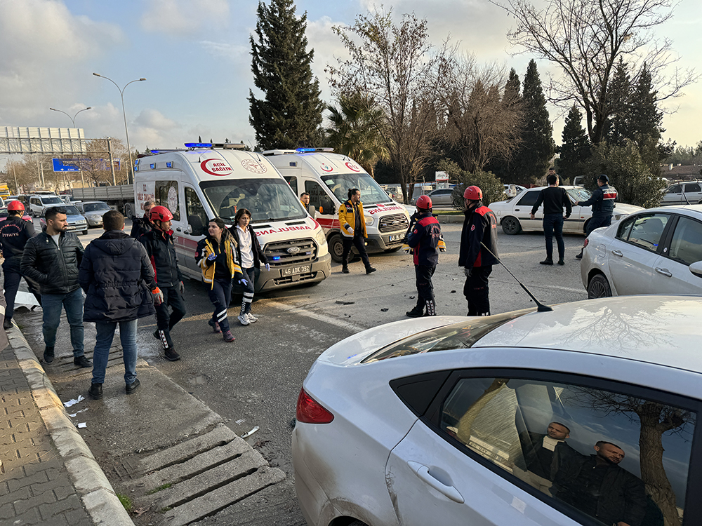 aa-20240111-33413578-33413574-kahramanmarasta-4-aracin-karistigi-trafik-kazasinda-3-kisi-yaralandi.jpg