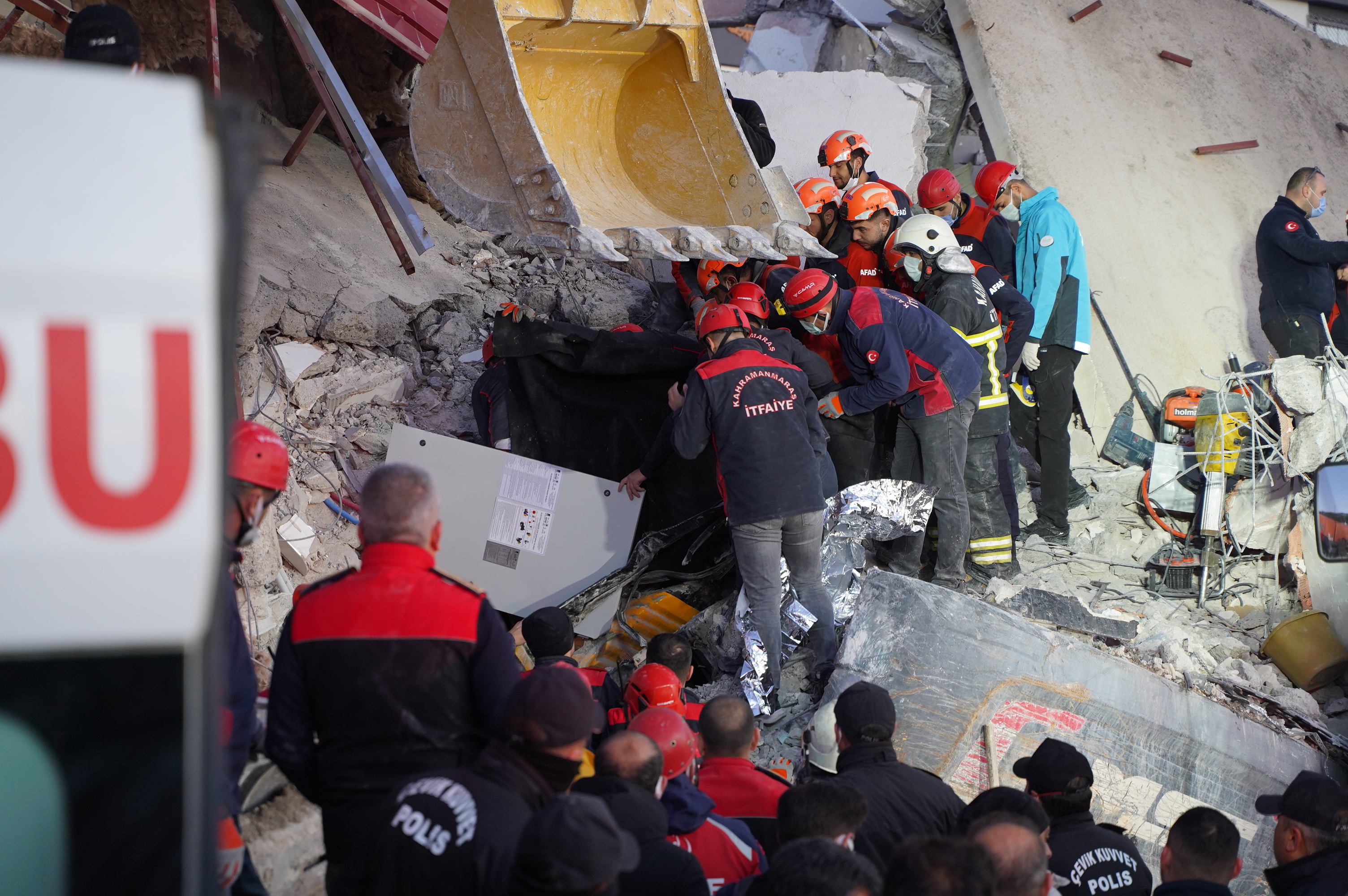 aa-20240124-33520288-33520283-kahramanmarasta-agir-hasarli-bina-yikim-sirasinda-is-makinesinin-uzerine-coktu.jpg
