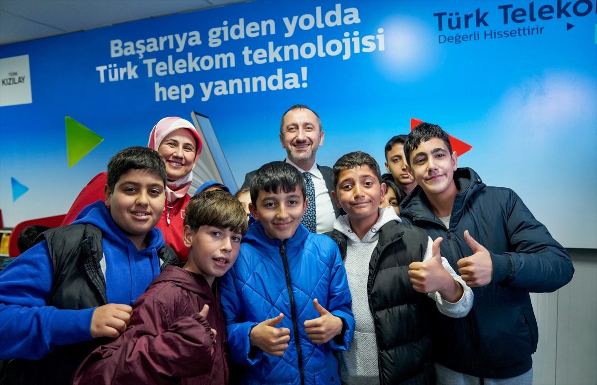turk-telekom-deprem-bolgesine-egitim-ve-teknoloji-destegini-surduruyor-894fa4e.jpg