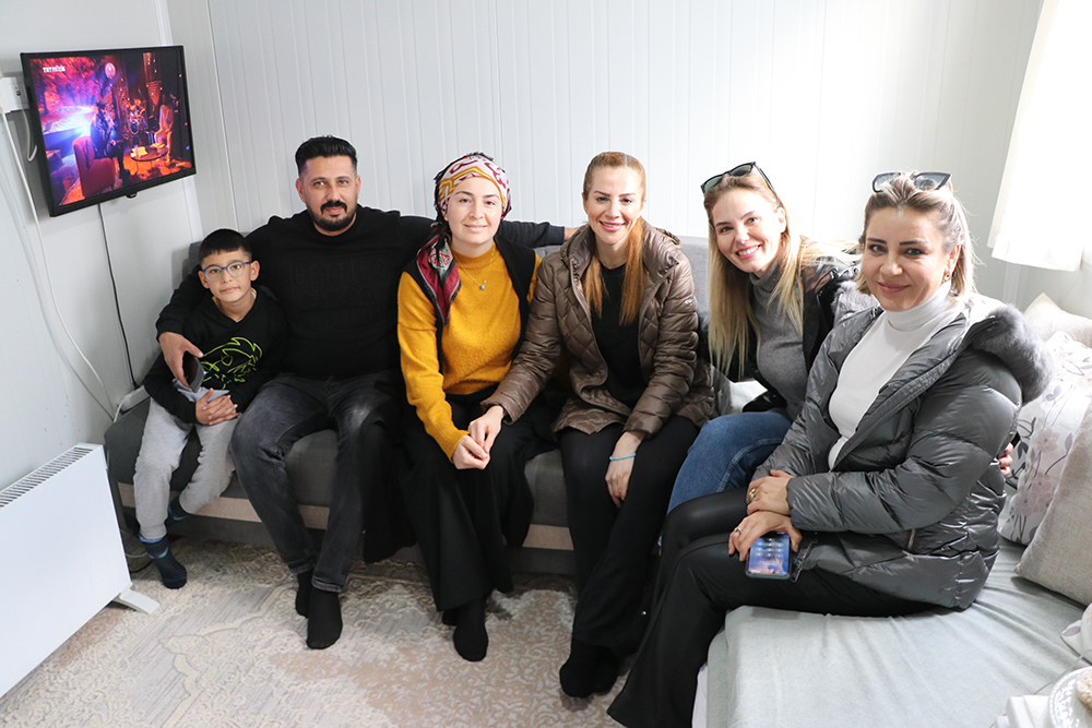 aa-20240203-33605722-33605718-unluler-depremzedelere-moral-icin-konteyner-kentleri-ziyaret-etti.jpg