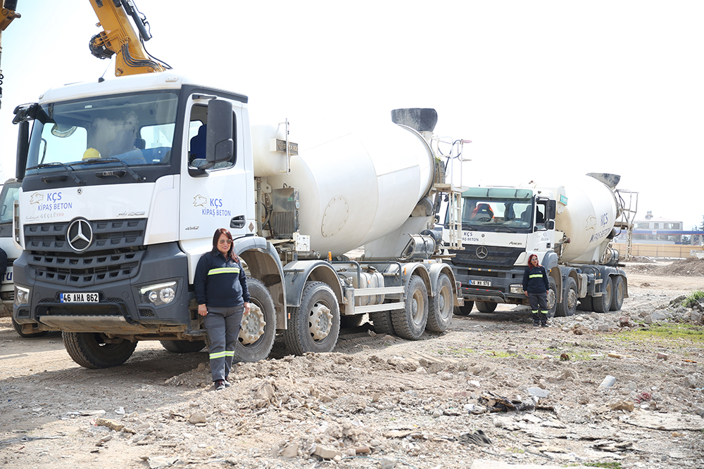 aa-20240307-33912430-33912412-kahramanmarasta-afet-konutlari-insaatinda-beton-mikserini-kadinlar-da-kullaniyor.jpg