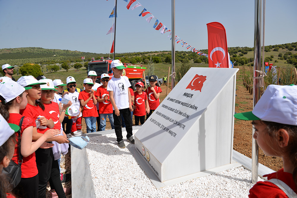 aa-20240423-34355836-34355830-deprem-bolgesinde-23-nisan-ulusal-egemenlik-ve-cocuk-bayrami-kutlandi.jpg