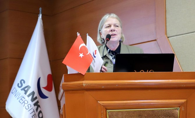 prof.-dr.-ayse-munife-neyal.jpg