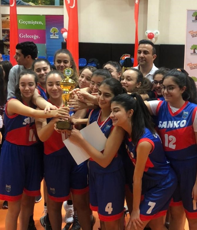 sanko-okullari-kurtulus-kupasi-basketbol-sampiyonu-2.jpg