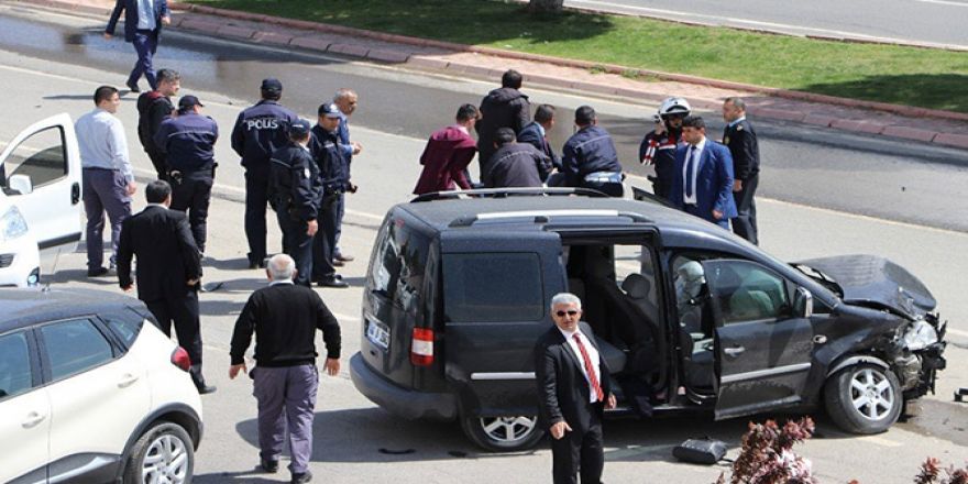 Kontrolden Çıkan Araç Gazetecilerin Kahramanmaraş'ta Otomobillerine Çarptı: 3 Yaralı